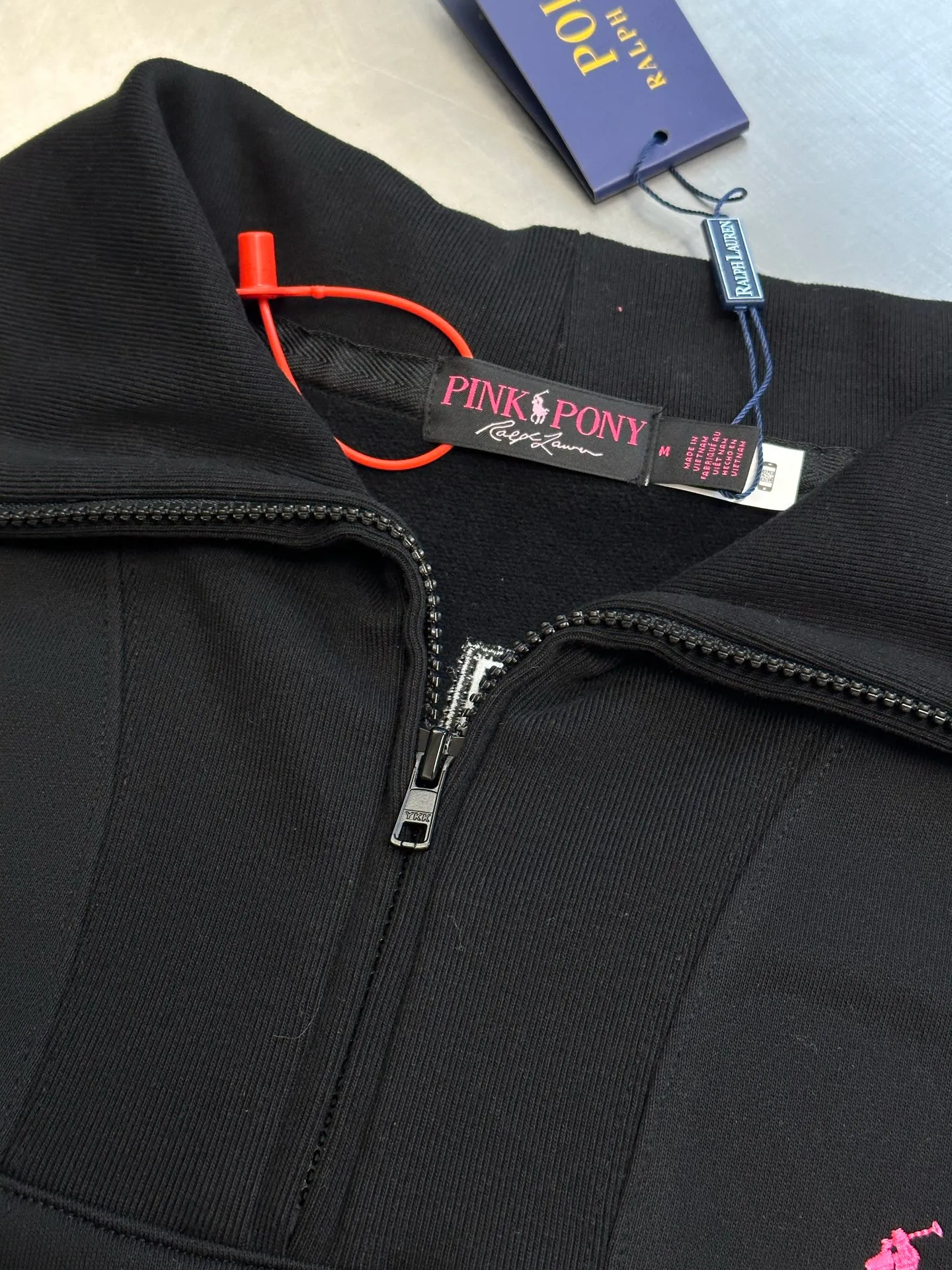 P440 Ralph Lauren Pink Label Half Turtleneck Sweatshirt Made of custom-made luxury cotton fleece composite, a touch of pink pony logo embroidery is embellished on the chest, and the back panel is embellished with the brand letters outlined in ivory white satin intarsia. The pink pony embroidery leaping in the center is the only color footnote in this black and white silent film.  Using imported machine appliqué embroidery technology, advanced computer control systems and precision mechanical components, Ralph Lauren appliqué embroidery operations are realized.  size：s m l xl